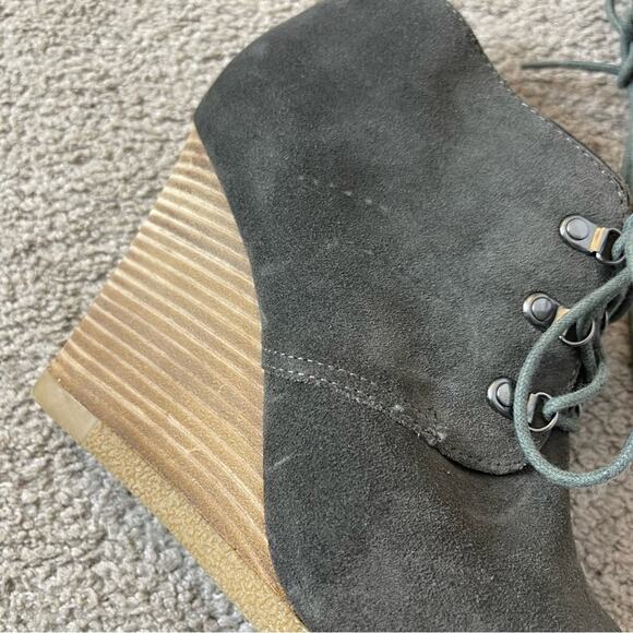 EXPRESS Gray Suede Lace Up Wedge Heel Ankle Booties Size 9.5 - Picture 2 of 6